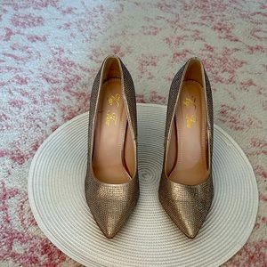 Women's 4.5" heel Gold Pump size 10